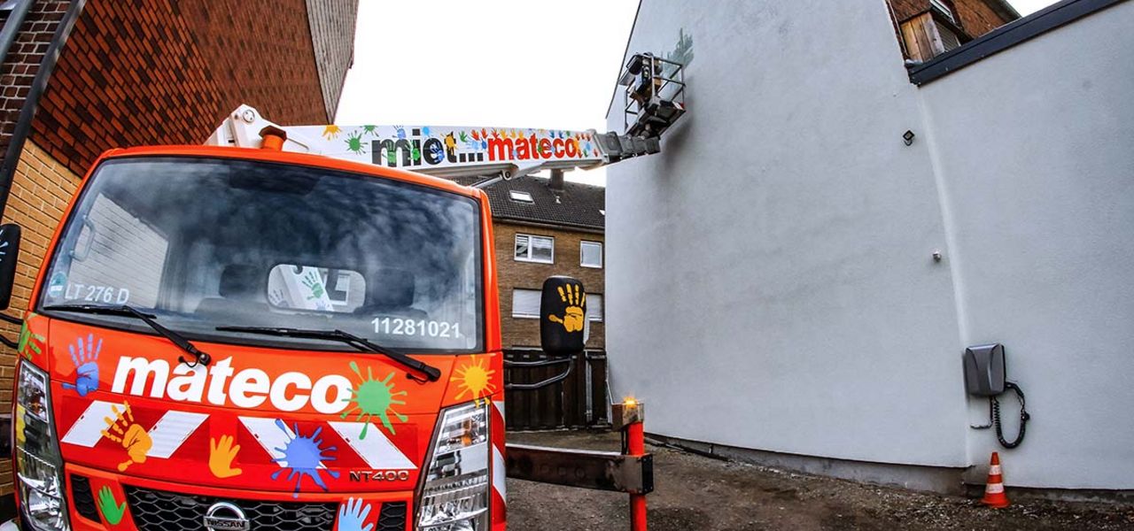 LKW-Arbeitsbühne an einer Hauswand