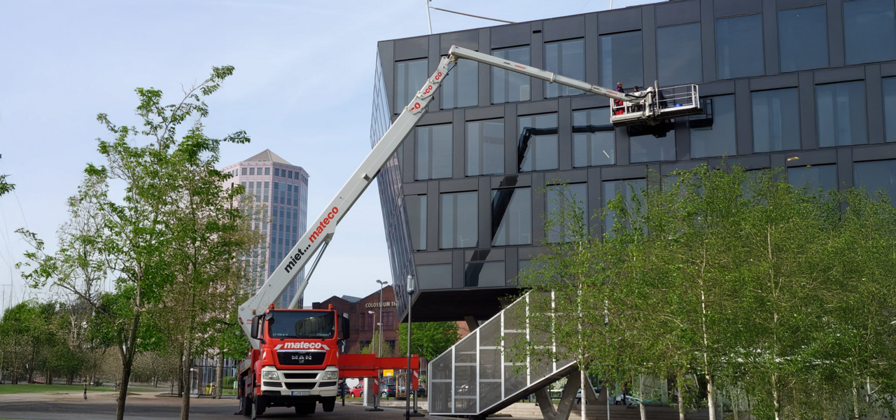 Teleskop-Gelenk-Arbeitsbühne im Einsatz bei einem Frühjahresputz