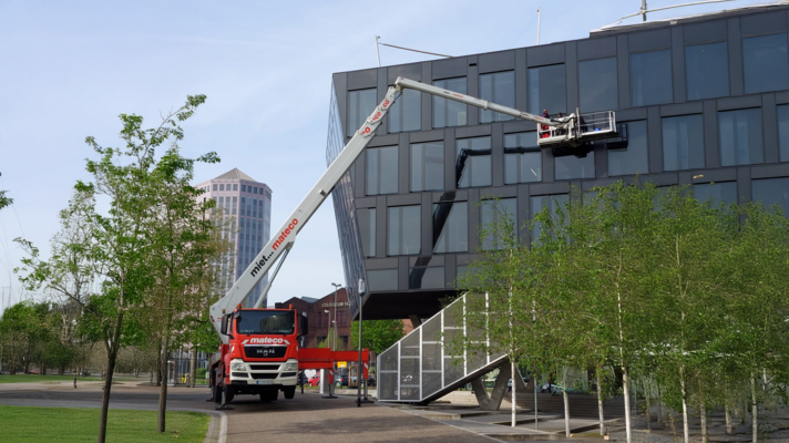 Teleskop-Gelenk-Arbeitsbühne im Einsatz bei einem Frühjahresputz