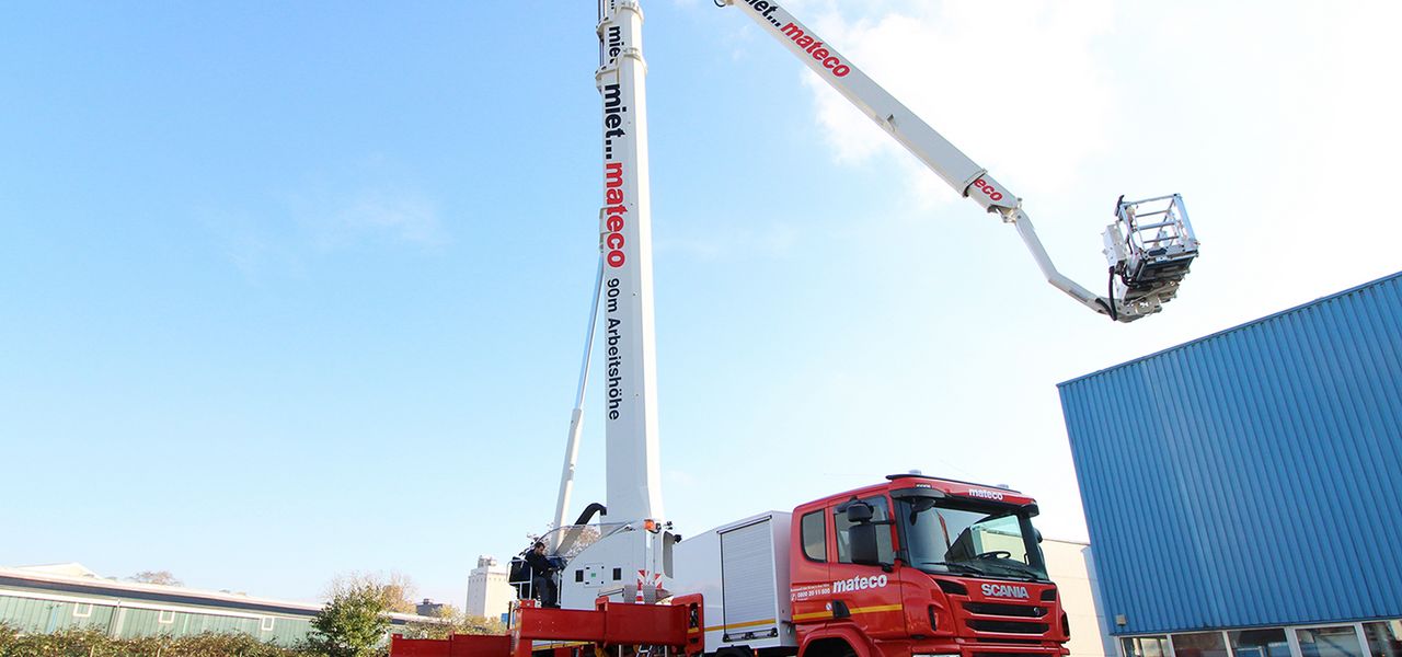 LKW-Arbeitsbühne von mateco vor einem Gebäude, maximale Arbeitshöhe 90 m 