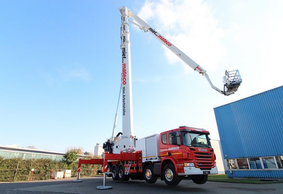 LKW-Arbeitsbühne von mateco vor einem Gebäude, maximale Arbeitshöhe 90 m 