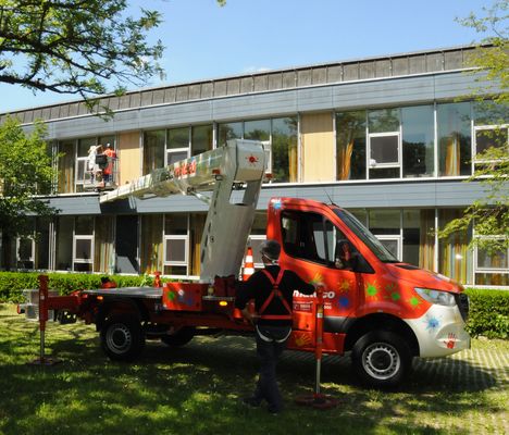 LKW-Arbeitsbühne im Einsatz mit den Klinikclowns
