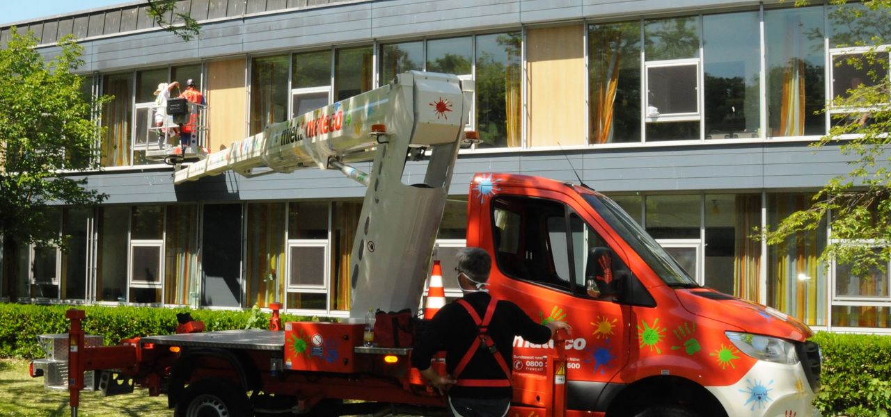 LKW-Arbeitsbühne im Einsatz mit den Klinikclowns