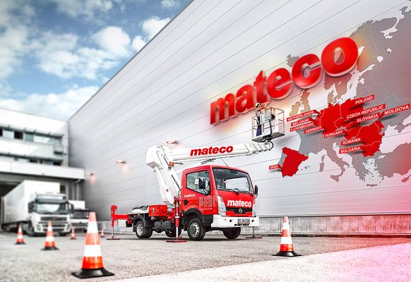 LKW Arbeitsbühne vor einer skizzierten Weltkarte mit allen mateco Standorten