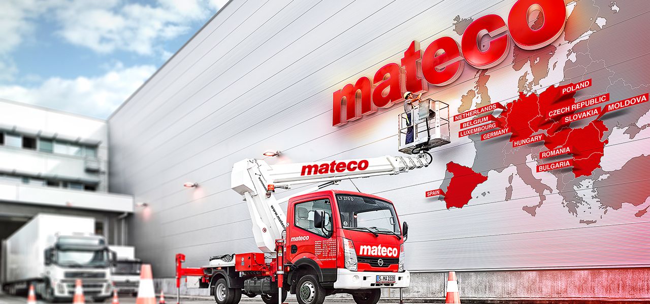 LKW Arbeitsbühne vor einer skizzierten Weltkarte mit allen mateco Standorten