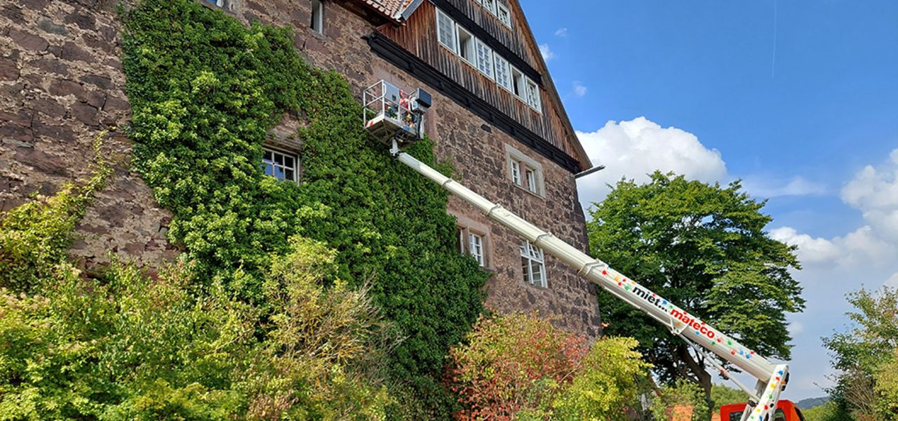 Instandhaltung Burg Ludwigstein mit einer LKW-Arbeitsbühne