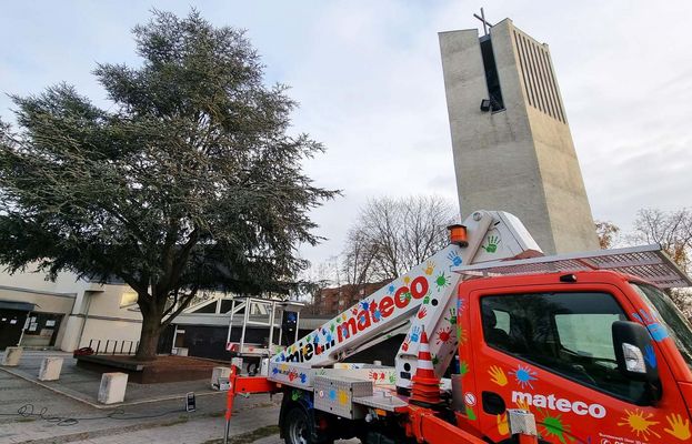 LKW-Arbeitsbühne schmückt den Weihnachtsbaum der Zufluchtskirche