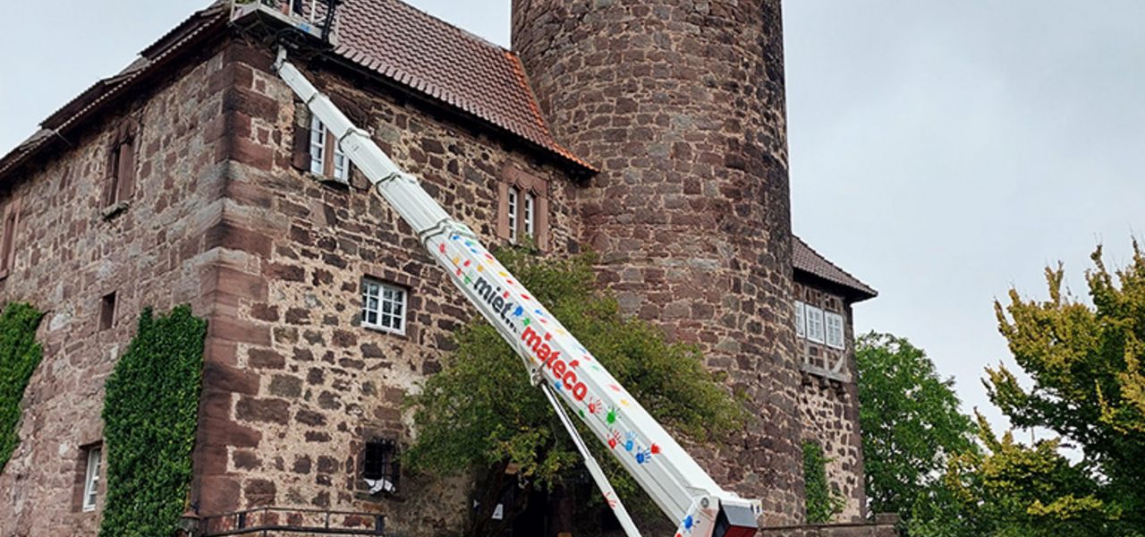 LKW-Arbeitsbühne im Einsatz für die Instandhaltung der Burg Ludwigstein