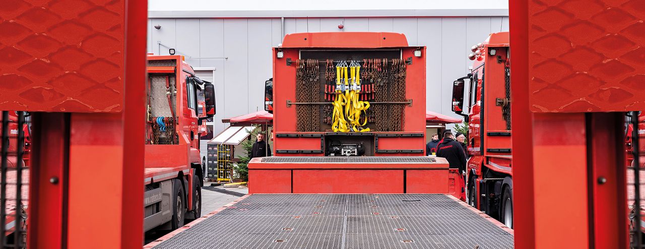 LKW mit gelben PSAgA Gurten