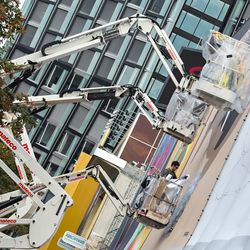Arbeitsbühnen von mateco im Einsatz - 3 Künstler bemalen eine Hauswand 