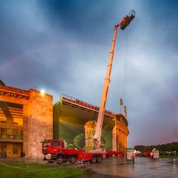 LKW-Arbeitsbühne von mateco im Einsatz am Olympiastadion