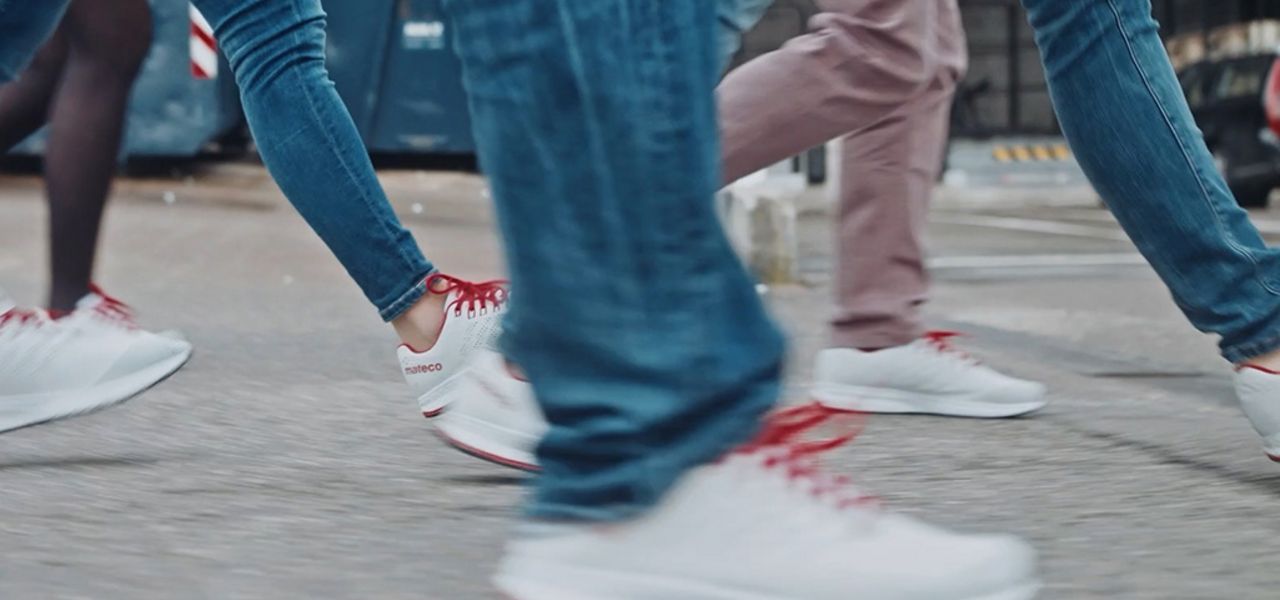 Foto von mateco Mitarbeitern in Bewegung, Fokus auf die mateco-branded Sportschuhe