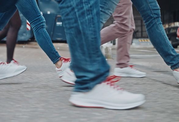 Foto von mateco Mitarbeitern in Bewegung, Fokus auf die mateco-branded Sportschuhe