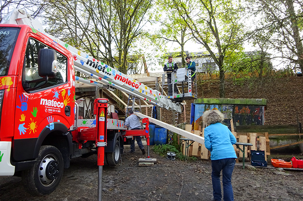 Zwei Personen mit Bohrmaschine arbeiten am neuen Vordach für den Abenteuerspielplatz – ein mateco-Projekt