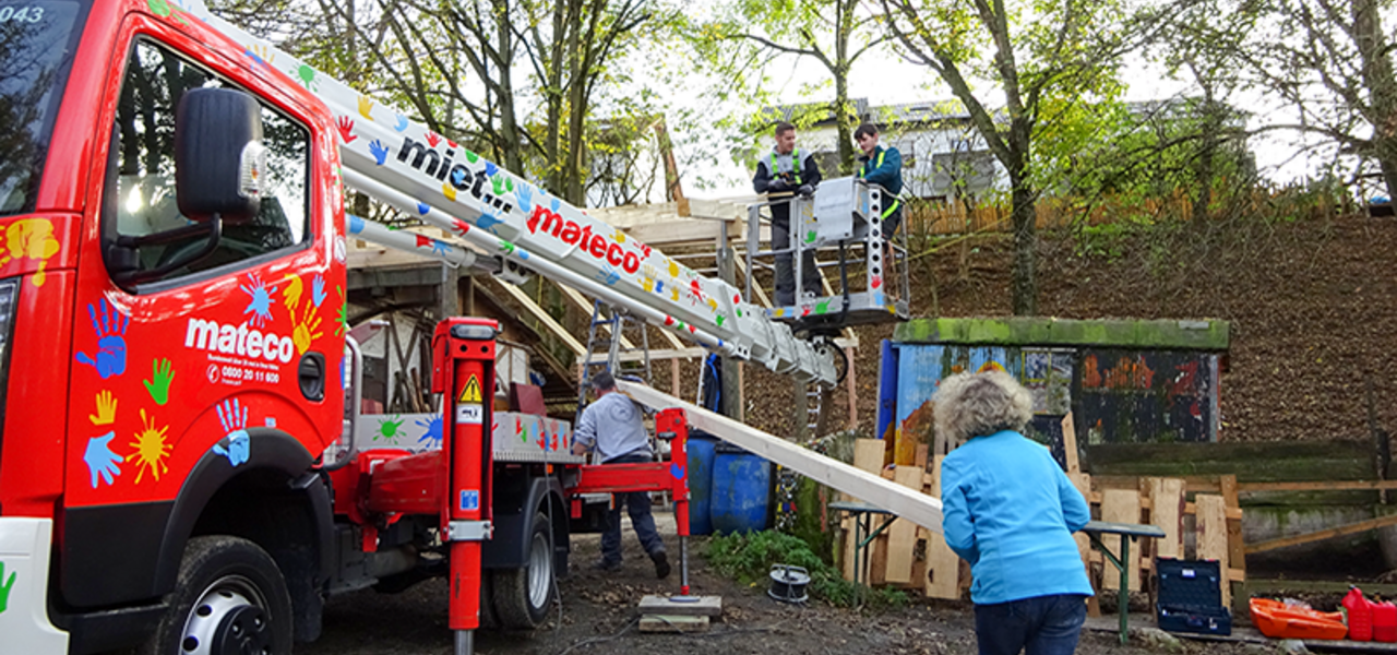 Zwei Personen mit Bohrmaschine arbeiten am neuen Vordach für den Abenteuerspielplatz – ein mateco-Projekt
