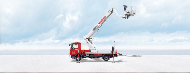 LKW-Arbeitsbühne mit ausgefahrenem Arm und Arbeitskorb