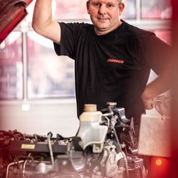 mateco-Mitarbeiter in einer Werkstatt, der an einem Gerät arbeitet
