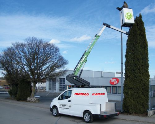 LKW-Arbeitsbühne mit Arbeitskorb in der Höhe, Fahrzeug ermöglicht emissionsloses Arbeiten