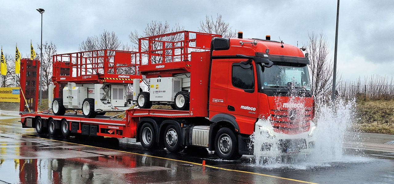 Rote LKW-Arbeitsbühne 