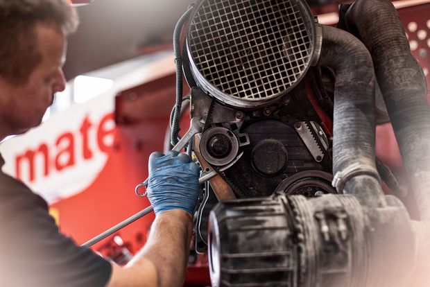 Arbeiter in der Werkstatt am schrauben