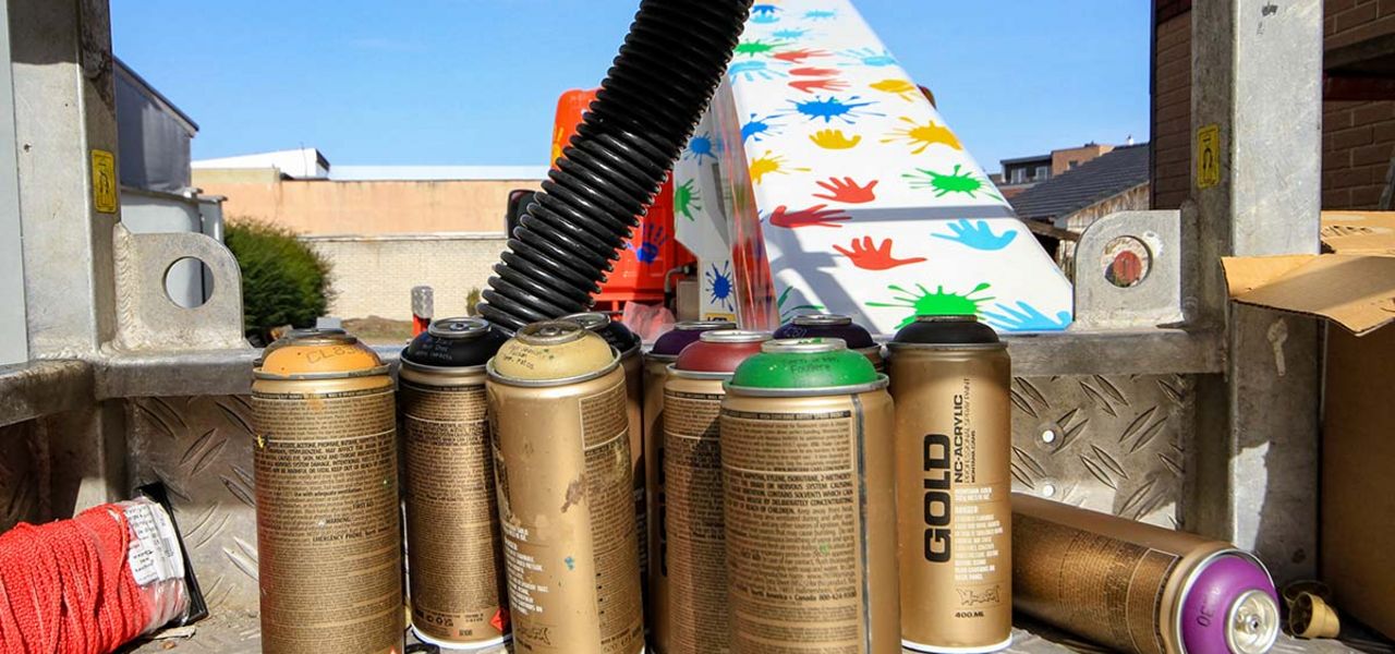Viele bunte Spraydosen