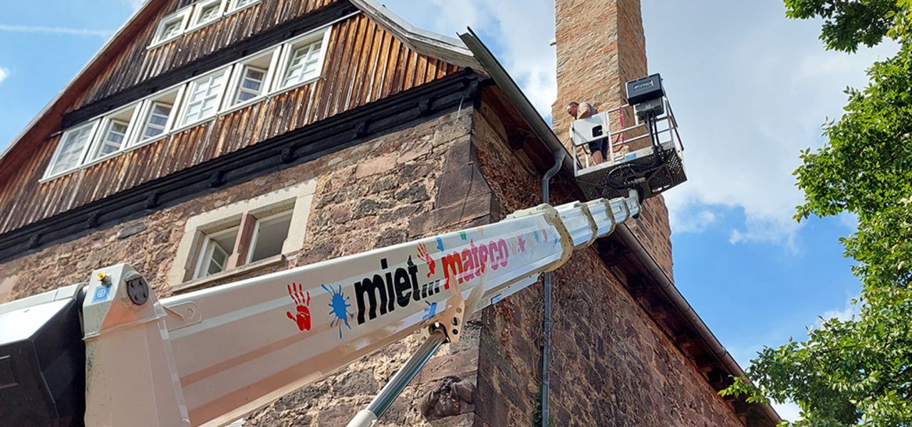 Arbeiten an der Burg Ludwigstein mit einer LKW-Arbeitsbühne