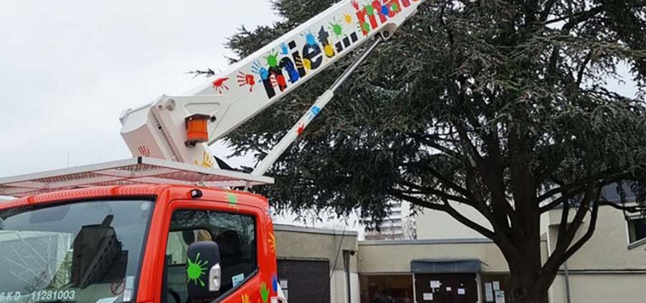 LKW-Arbeitsbühne im Einsatz an der Zufluchtskirche in Berlin