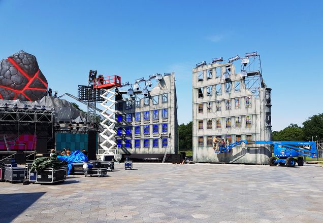 Scheren-Arbeitsbühne und Teleskop-Arbeitsbühne im Einsatz