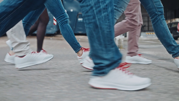 Mehrere Personen laufen. Fokus auf die Schuhe