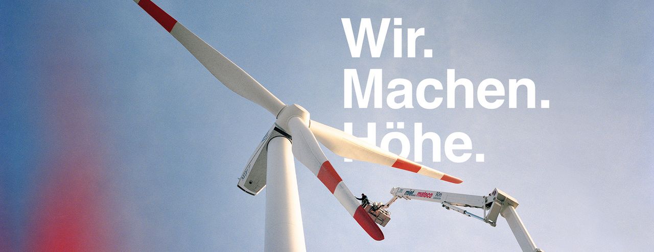 Arbeiten an einem Windrad in der Höhe mit einer Arbeitsbühne