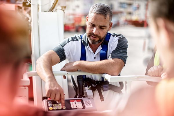mateco Akademie – Arbeitssicherheit beginnt mit der richtigen Schulung Trainer bei Platform-Card Schulung