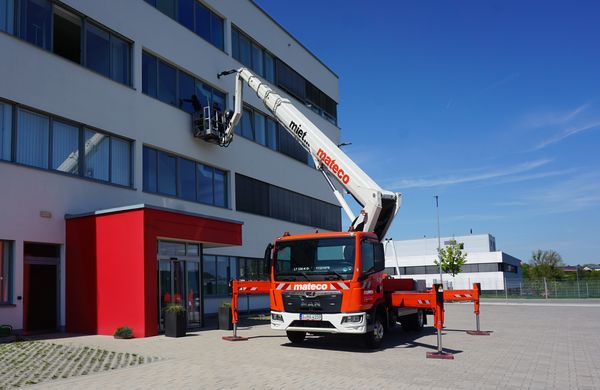 Abfahrt! – Ist meine LKW-Arbeitsbühne sicher und korrekt vorbereitet? LKW-Arbeitsbühne, Kunde putzt Fenster