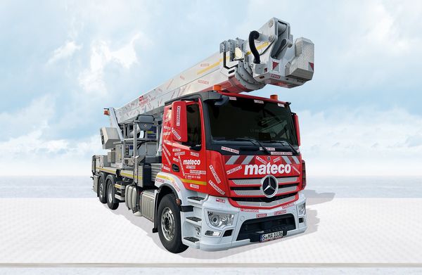 mateco stellt vor – Die hybride LKW-Arbeitsbühne LT 480 K D/E* Rote LKW-Arbeitsbühne von mateco