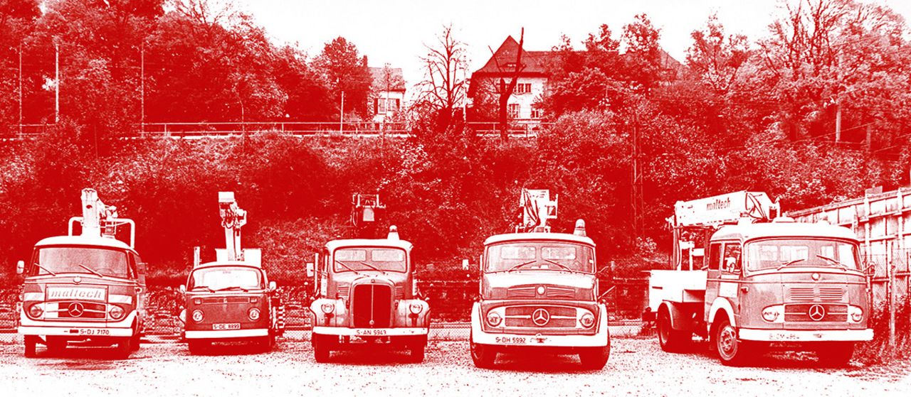 5 alte Arbeitsbühnen mit einem rötlichen Filter