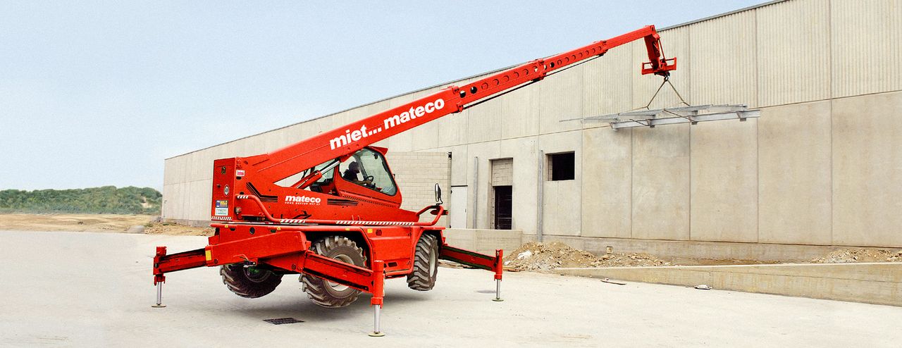 Roter Teleskopstapler im Einsatz auf einer Baustelle